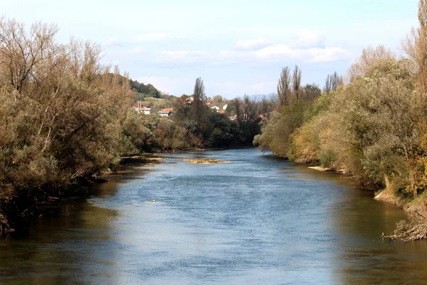 Schmaler Fluss Mit Niedrigem Herbstwasserspiegel Und Sichtbaren Felsen Umgeben Von — Stockfoto