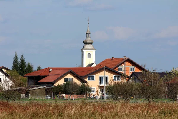 Odnowiony Stary Kościół Nową Fasadą Metalowym Dachem Wznoszącym Się Nad — Zdjęcie stockowe