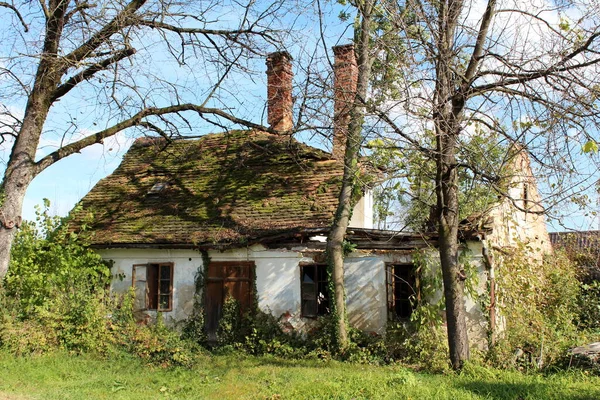 Ruínas Pequena Casa Família Suburbana Abandonada Velha Com Telhado Destruído — Fotografia de Stock