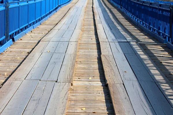 Lange Gedeeltelijk Gerenoveerde Wavey Oude Houten Brug Met Nieuwe Blauwe — Stockfoto