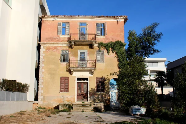 Antiguo Edificio Apartamentos Abandonado Espeluznante Con Ventanas Rotas Marcos Madera —  Fotos de Stock
