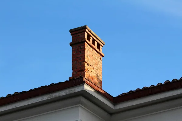 Antigua Chimenea Ladrillos Rojos Agrietados Inclinados Con Tres Aberturas Montadas — Foto de Stock