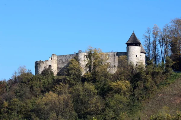 Opuszczony Stary Kamienny Średniowieczny Zamek Miejski Dwoma Częściowo Odnowionymi Wieżami — Zdjęcie stockowe