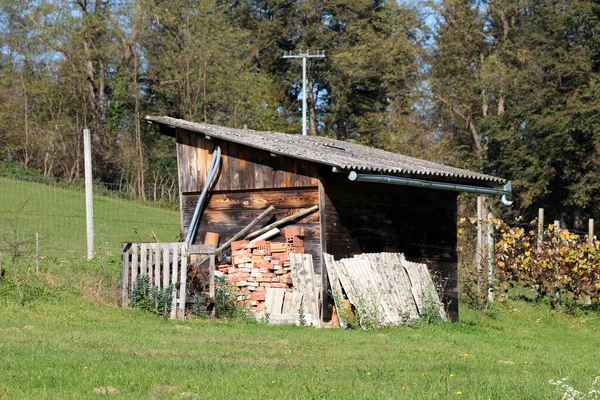 Gamla Träskivor Trädgård Verktyg Skjul Täckt Med Fallfärdiga Takpannor Omgivna — Stockfoto