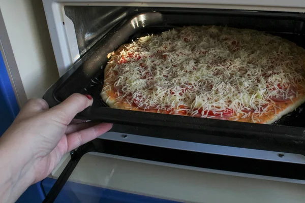 Frau Legt Backblech Mit Pizza Den Ofen Pizza Mit Käse — Stockfoto