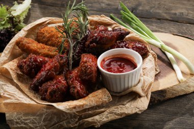 sığır eti ve tavuk sosu ve pide ekmek ahşap plaka restoran ile şiş