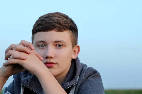 Triste Adolescente Solitario Fondo Naturaleza Mirada Seria Soledad — Foto de Stock