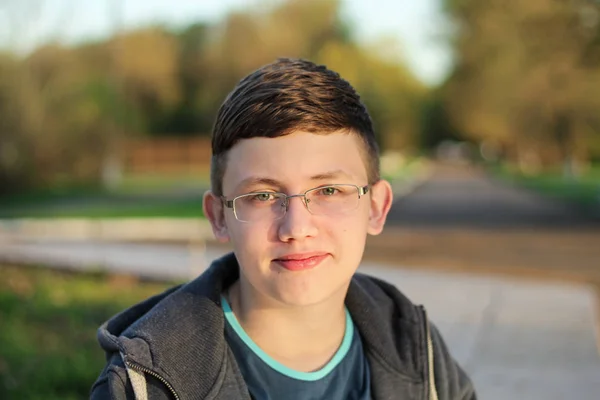 Adolescente Gafas Descansando Parque Atardecer Bordes Sonrisas — Foto de Stock