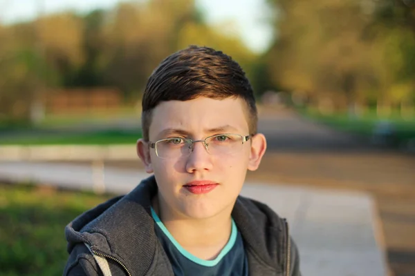 Adolescente Pensativo Con Gafas Que Descansan Parque Atardecer Mirada Seria — Foto de Stock