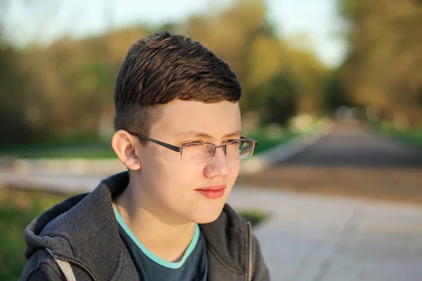 Adolescente Pensativo Con Gafas Mirando Hacia Arriba Mirada Seria — Foto de Stock
