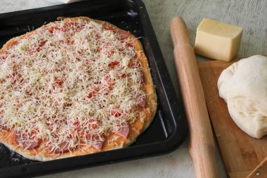 Evde pizza pişirme işlemi