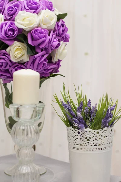 Lila Blommor Vas Och Ljusen Ljushållarna För Romantisk Atmosfär Inredning — Stockfoto