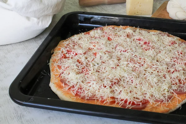 Processo di cottura della pizza a casa — Foto Stock