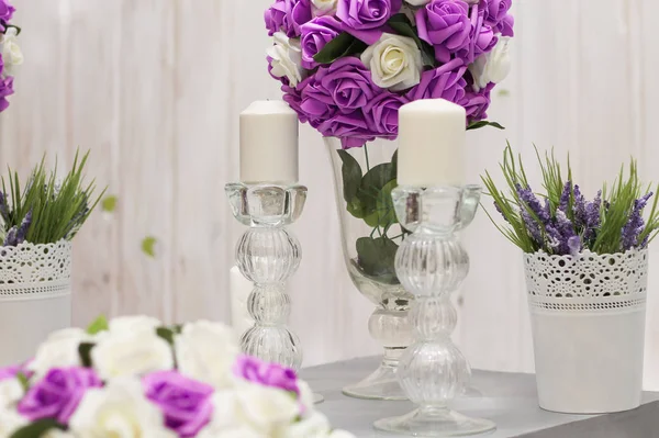 Fleurs Lilas Dans Vase Bougies Sur Les Bougeoirs Pour Une Photos De Stock Libres De Droits