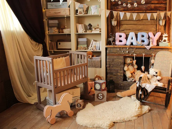 Quarto de crianças com brinquedos e uma cama. lareira, estante — Fotografia de Stock