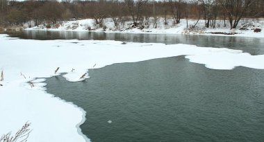 Manzara nehir ve güneşli kış günü kıyılarında karla kaplı Barajı