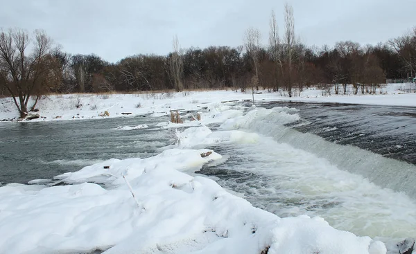 Paysage Barrage Sur Rivière Côte Enneigée Journée Ensoleillée Hiver — Photo