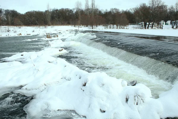 Staudammlandschaft Fluss Und Schneebedeckte Küste Sonnigen Wintertagen — Stockfoto