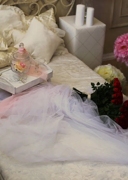 Yatak Odasında Işık Tonları Sevgililer Günü Çiçek Buketi Için Bir — Stok fotoğraf