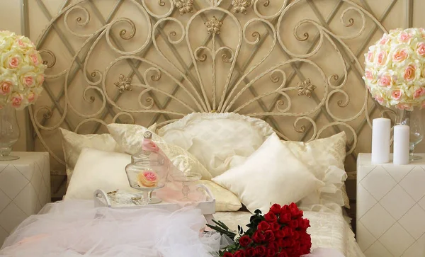 Bedroom in light tones, a surprise for Valentine\'s Day, flower bouquet