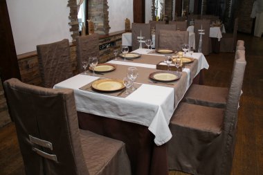 Restoran İç ziyaretçilerin varış için hazırdır. Tablo küme