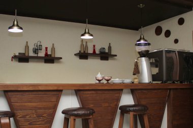 kafe iç tasarım ile bar ve ahşap sandalyeler. duvar dekoru