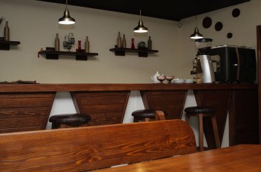 kafe iç tasarım ile bar ve ahşap sandalyeler. duvar dekoru
