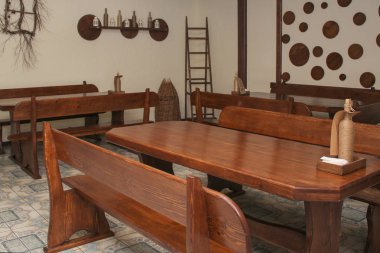 iç tasarım ahşap masa ve sandalyeler ile Cafe. duvarlara dekor