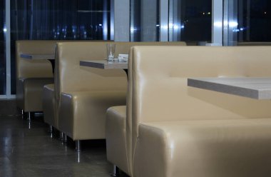 kafe iç. akşam boş koltuklar