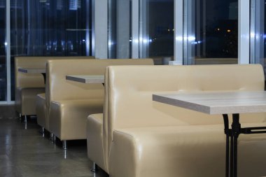 kafe iç. windows akşam yakınındaki boş koltuklar