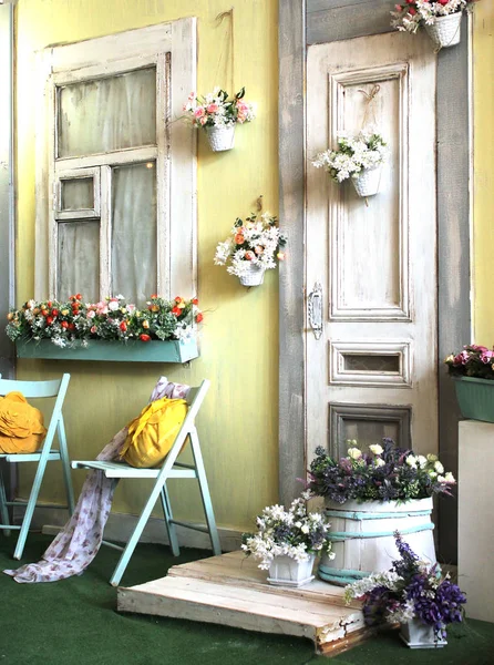 Fasaden Det Gamla Huset Ljusa Färger Dekorerad Med Blommor Vintage — Stockfoto