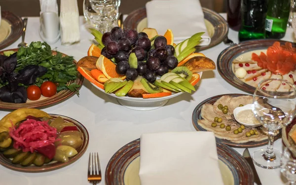 Tavolo Serve Una Varietà Piatti Nel Ristorante — Foto Stock