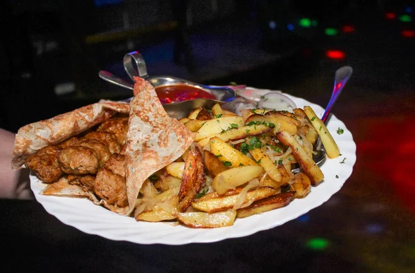 Prato Com Batatas Churrasco Nas Mãos Garçom Restaurante — Fotografia de Stock