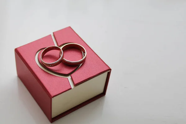 Caja Con Anillos Boda Sobre Fondo Blanco —  Fotos de Stock