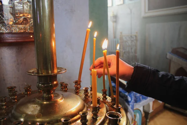 Uomo Nel Tempio Pregando Accende Mette Una Candela Fotografia Stock