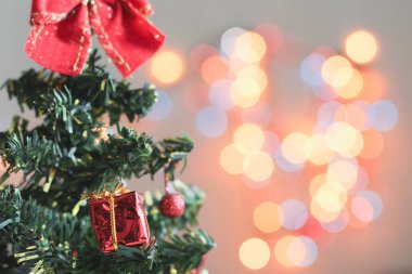 hediyeler, bokeh, arka plan ile süslenen oyuncak Noel ağacı