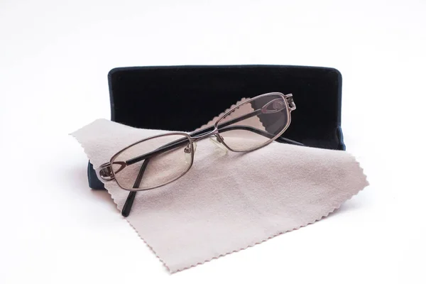 Gafas Teñidas Caja Negra Pañuelo Para Limpiar Vidrio Sobre Fondo — Foto de Stock
