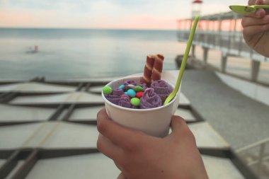 Gün batımı yürüyüş boyunca Yalta, kızarmış dondurma yeme çıkabilir. Dondurma cam yakın çekim