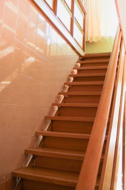 Pencere tarafından yaktı korkuluk ile yeni ahşap merdiven aşağıda görünüm