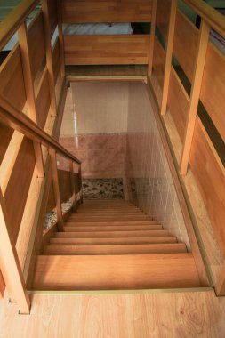 Bir pencere tarafından yaktı korkuluk ile yeni bir ahşap merdiven üst görünümü