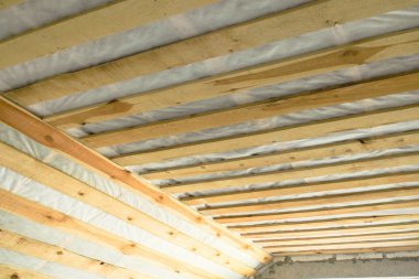 Büyük ölçekli kum-kireç tuğla revizyon ve yeniden yapılanma. Çatı iç kısmının yalıtım çalışma süreci.