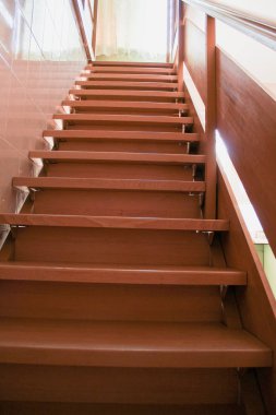 Pencere tarafından yaktı korkuluk ile yeni ahşap merdiven aşağıda görünüm