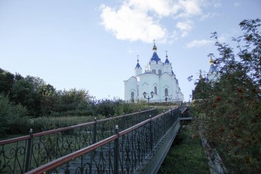 Bir tepenin üzerinde mesafe bir Hıristiyan Kilisesi lider metal merdiven.