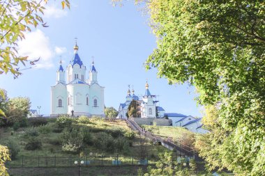 metal merdiven uzakta bir tepe üzerinde duruyor Hıristiyan Kilisesi, yol açar.