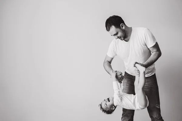 Foto Preto Branco Pai Brincando Junto Com Pequeno Filho Casa — Fotografia de Stock