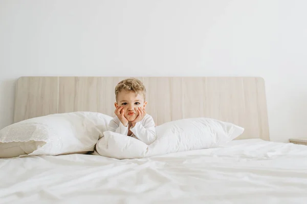 Чарівний Хлопчик Малюк Білому Боді Костюмі Лежить Ліжку Вдома — стокове фото