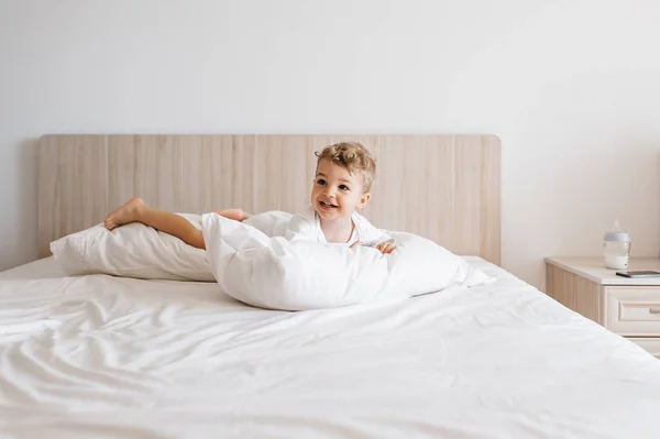 Menino Sorrindo Criança Bodysuit Branco Deitado Travesseiros Cama Casa — Fotografia de Stock
