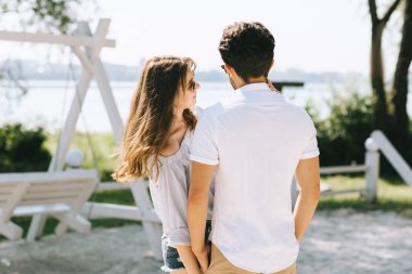 Yaz aylarında şehir Plajı'nda heteroseksüel çift ayakta