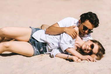 sevgi çift yalan ve sandy şehir sahilde sarılma