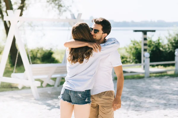 Affectionate Boyfriend Girlfriend Hugging City Beach — Free Stock Photo